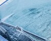 Простой лайфхак позволит уберечь стекла авто и дворники от обледенения (видео)