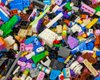 Головоломка для людей с "глазами снайпера": найдите деталь Lego на ярком ковре (фото)