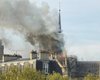 В горящем соборе Парижской Богоматери обрушился шпиль