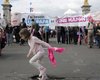 В Париже для разгона акции противников гей-браков полиция применила слезоточивый газ