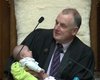 Спикер парламента Новой Зеландии нянчился с ребенком во время заседания