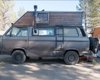 Старый фургон Volkswagen превратили в оригинальный автодом для дальних путешествий (видео)