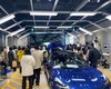 Не понравились скидки: разъяренные клиенты разгромили автосалон Tesla (видео)