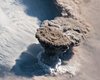 Извержение вулкана Райкоке сфотографировали из космоса