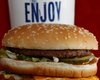 В США экс-работника McDonald's посадили в тюрьму за плевок в гамбургер полицейского