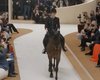 Принцесса Монако появилась верхом на лошади на кутюрном показе Chanel (видео)