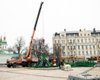 В Киеве устанавливают новогоднюю елку и обустраивают рождественский городок
