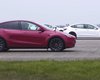 Эко-гонка: электромобили Tesla сравнили в заезде по прямой (видео)
