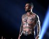 Тело-картина: солист Maroon 5 продемонстрировал тату, делая асаны