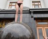 Активистка Femen разделась под Офисом президента в поддержку Стамбульской конвенции (фото)