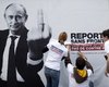 В Париже Репортеры без границ развесили плакаты с Путиным, показывающим средний палец
