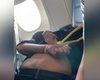 "Остановите самолет!" В США пассажир пытался выбить дверь в кабину к пилотам (видео)