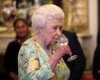 95-летнюю Елизавету II попросили бросить пить