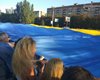 На главной площади Мариуполя развернули самый большой флаг Украины
