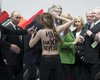 Активистка Femen напала на Путина и Меркель