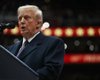 Чоловік пародіював Трампа просто за його спиною: курйозний момент потрапив у прямий ефір (відео)