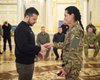 Невеста легендарного "Да Винчи" передала Зеленскому личный боевой шеврон Коцюбайло (фото)