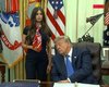 Трамп "заснул" в Овальном кабинете во время доклада о вакцинации (видео)