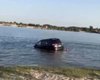 Не рассчитали: в Украине отдыхающие случайно утопили в озере кроссовер Hyundai (видео)
