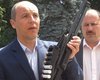 Оппозиционер показал ружье, которое использовалось во время столкновений на Агрофирме Корнацких