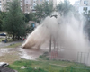 В Киеве возле детской площадки забил "гейзер" высотой в 3 этажа