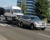 Премиальный кроссовер Mercedes взял буксир прицеп с тяжелым автобусом (фото)