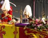 Корону, скипетр и державу прикрутили к гробу королевы, чтобы они не упали в канаву, как уже бывало ранее