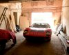 Легендарний суперкар Lamborghini 20 років простояв без руху у старому гаражі (відео)