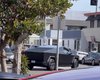 Не тільки сріблястий: пікап Tesla Cybertruck вперше помітили в новому кольорі (відео)