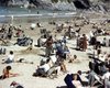 Путешественника во времени нашли на снимке 1940-х годов: в руках неожиданный предмет (фото)