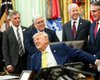 Перенес инсульт на камеру: специалист проанализировал поведение Трампа на брифинге
