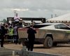 Илон Маск съездил на Cybertruck к рабочим в Техасе и показал спорный дизайн салона бронепикапа