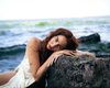 Дочь Оли Поляковой в одной простыне плескалась у воды (фото)