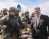Порошенко военным: Держите порох сухим, но в критических ситуациях патронов не жалейте