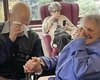 Поймут не все: 92-летний дедушка расплакался, увидев 89-летнюю любимую после разлуки (видео)