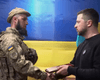 Зеленський приїхав на фронт у Запорізькій області й вручив нагороди бійцям ЗСУ (відео)