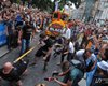 Львовский силач протянул зубами два туристических автобуса