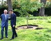 Король Чарльз ІІІ и Эммануэль Макрон посадили дерево в парижском саду (фото)