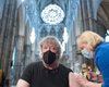Под присмотром Исаака Ньютона: актер Стивен Фрай вакцинировался в Вестминстерском аббатстве