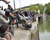 В Британии протестующие снесли статую меценату, который в XVII веке занимался работорговлей