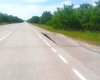 Навіть бетон не витримує: на Варшавській трасі через спеку з'явилися "трампліни" (фото)