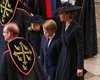 Роскошная Кейт Миддлтон приехала на похороны королевы со старшими детьми (фото)