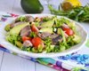 Блюдо для яркого настроения: рецепт салата с тунцом и авокадо