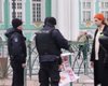 В РФ силовики задержали пикетчика за плакат с Котом Леопольдом