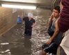 В затопленном метро Нью-Йорка пассажиры вплавь выбирались из подземки (видео)