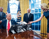 Трамп мчался на гольф-каре, а его помощница бежала следом: забавное фото разлетелось по сети