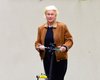 Колишню дружину Г'ю Джекмана помітили коли вона їхала на електросамокаті (фото)