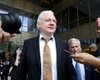Пошел на сделку с США: Джулиан Ассанж официально вышел на свободу (видео)