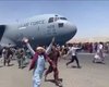 Бегство из Кабула: люди цепляются за шасси самолетов и привязывают себя к крыльям, – СМИ