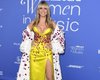 Гайді Клум знадобилося троє людей, щоб одягнути сукню на Billboard Women in Music 2023 (відео)